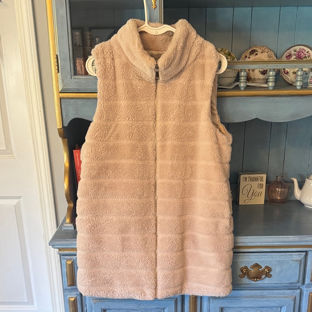Women's Cream Faux Fur Vest - Picture 6 of 9
